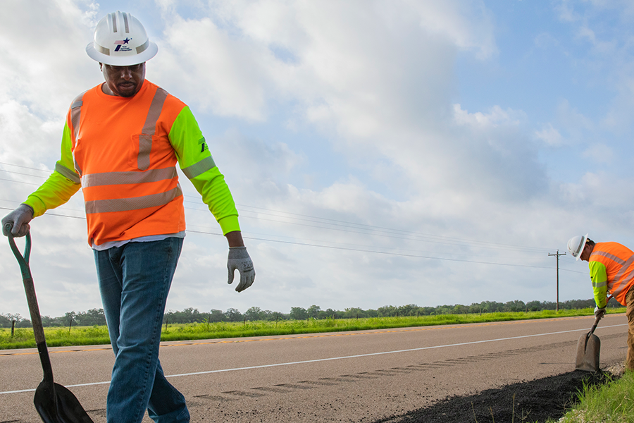 Trabajadores reparan asfalto