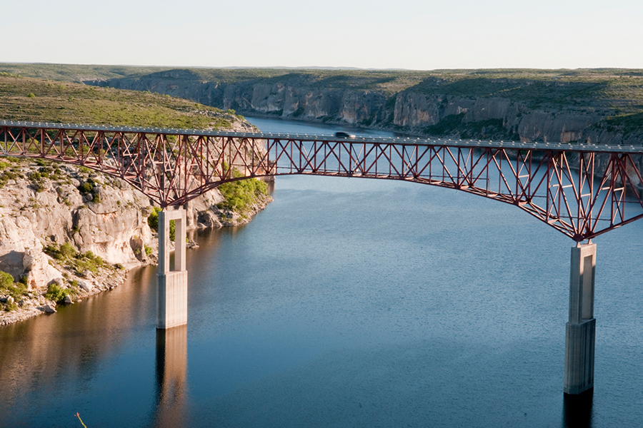 Puente del río en la carretera de Texas