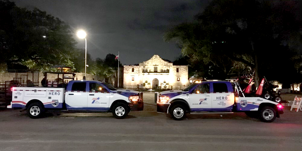 Camiones TxDOT HERO frente al Álamo, San Antonio, TX