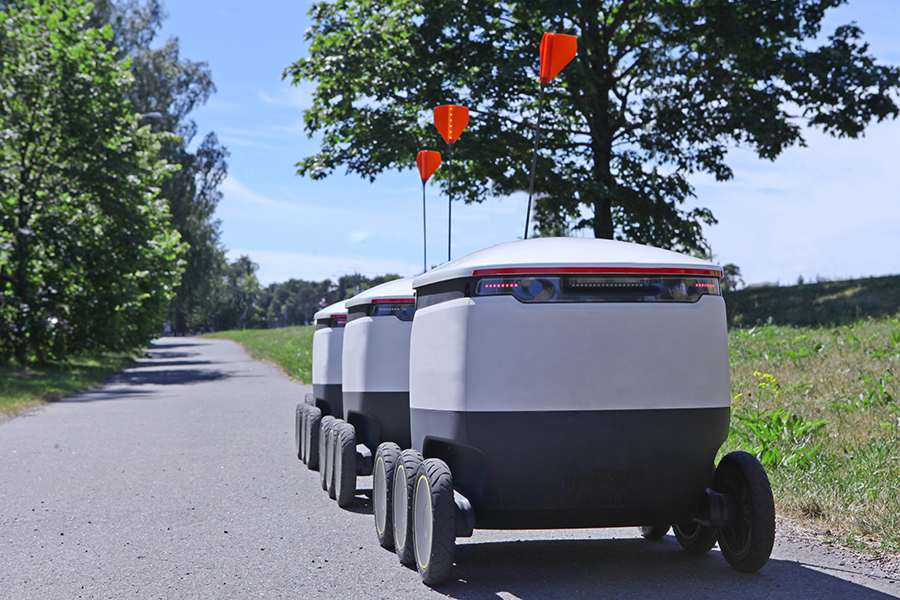 Mover robots de reparto en la carretera