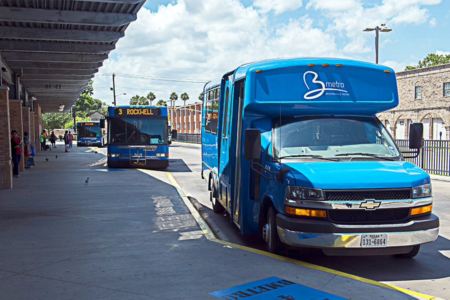 La terminal multimodal abarca bahías de autobuses y marquesinas para pasajeros.